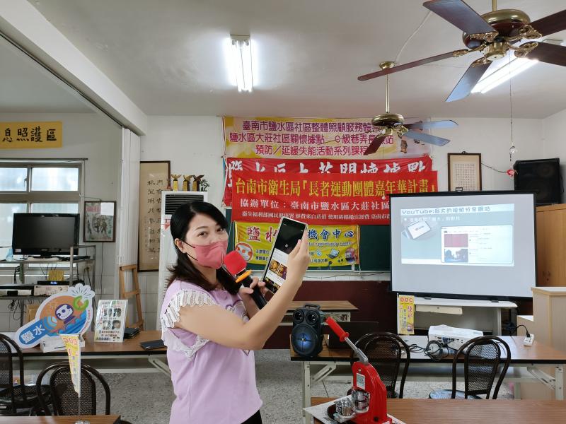 陳育稘老師於三明里-大莊關懷據點教導長輩們平板基礎功能操作